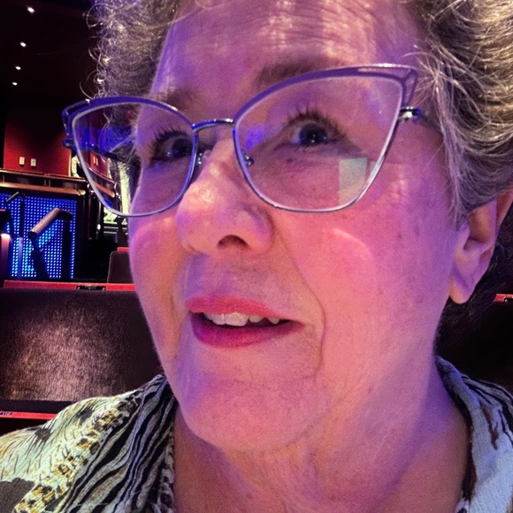 Meet your Posher, Robin & her helper Shelly Tone the skeleton. - Picture 3 of 8